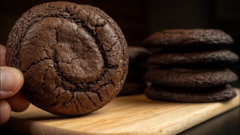 Questo semplice gesto trasforma i biscotti al cioccolato in una delizia da non perdere…