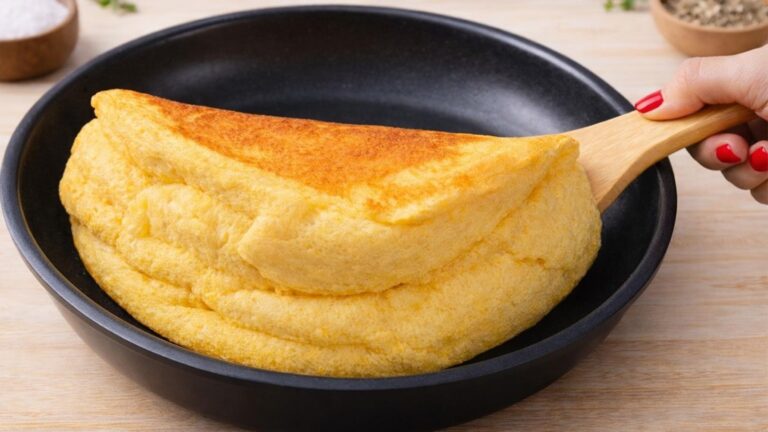 Questo semplice gesto rende le uova più soffici del tofu… scopri il segreto!