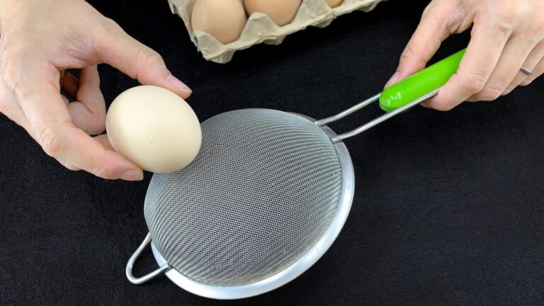 Questo semplice gesto trasforma bottiglie di plastica in un orto rigoglioso…