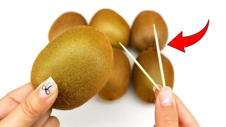 Questo semplice gesto rende la sbucciatura del kiwi veloce e senza sprechi…